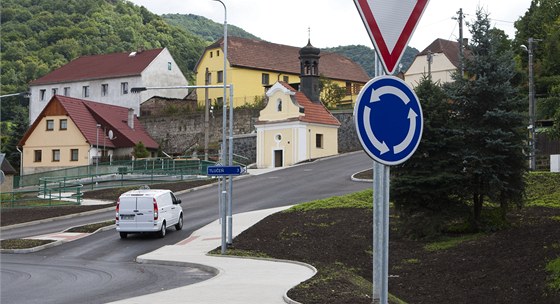 Na silnici 28. íjna v Mikulov se u staví kruhové objezdy. Státní dotace na n ovem nepijde. Ilustraní snímek