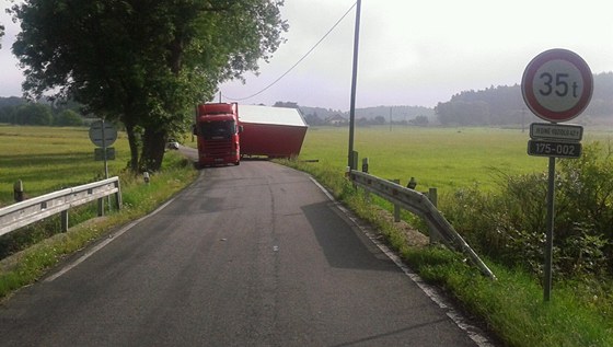 Pevrácený návs kamionu u Mytic zablokoval silnici z Blatné do Mirovic na