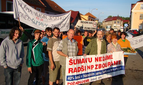Lidé ze umavy ped odjezdem do Prahy na demonstraci, kde chtjí být protiváhou
