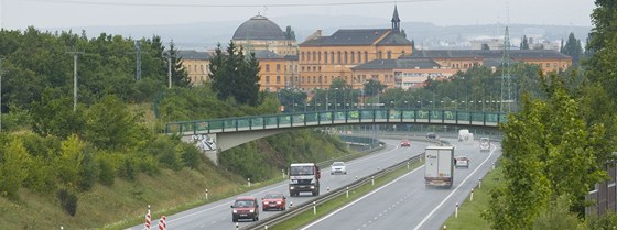 Sráka tí vozidel dopoledne zkomplikovala dopravu na klatovském pivadi ped Plzní.