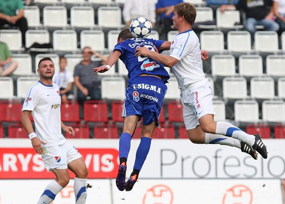 LETCI. Olomoucký fotbalista Jakub Petr (vlevo) svádí vzduný souboj s