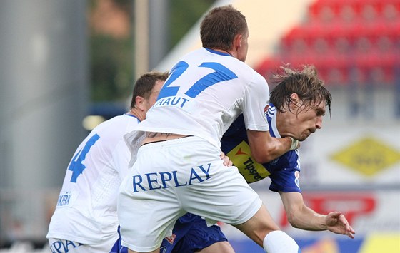 Ostravtí fotbalisté (v bílém) sice bojovali, vechny body vak zstaly v Olomouci.