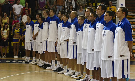 HYMNA. etí basketbaloví reprezentanti poslouchají hymnu ped pípravným