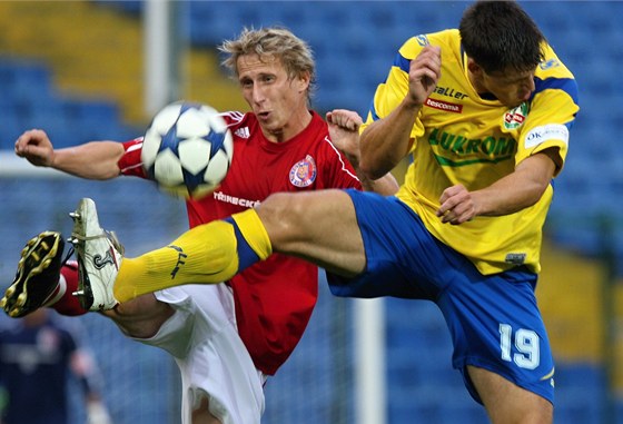 NA OSTÍ NOHY. Zlínský fotbalista Jan Jelínek vletl do souboje s tineckým