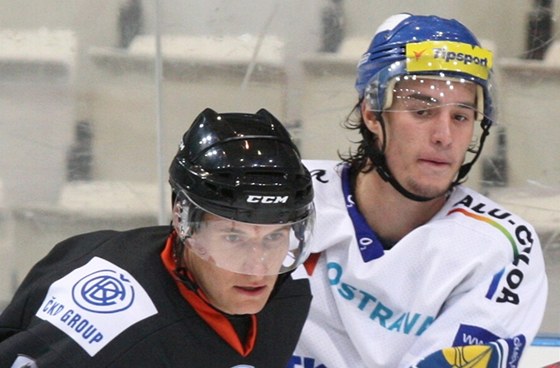 Obránce týmu HC Lev Poprad (vlevo) Bronislav Mezei bojuje v pípravném zápase s