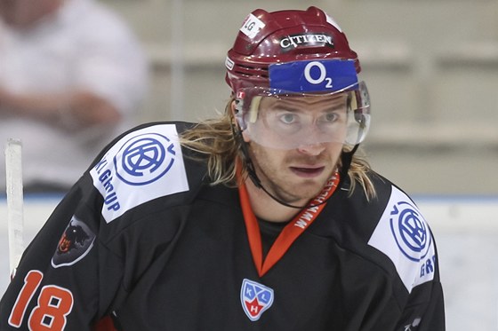 Hokejový útoník Tomá Netík v dresu úastníka KHL z Popradu. S týmem HC Lev