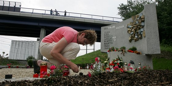 Odhalení pomníku na památku zemelých pi vlakovém netstí z roku 2008 ve