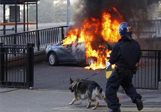 Policista jde k hoícímu autu v centru Birminghamu