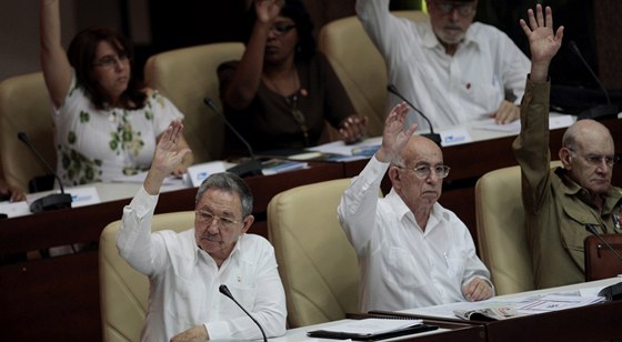 Kubánský prezident Raúl Castro (vlevo) hlasuje o reformách (1. srpna 2011)