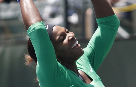 JSEM ZPT. astná Serena Williamsová slaví ve Standfordu první turnajový titul