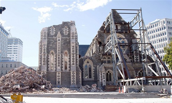 Ocelová konstrukce podpírá pední ást katedrály ve mst Christchurch. Co bude