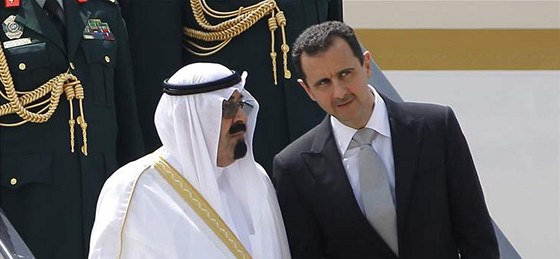Saúdský král Abdalláh spolu se syrským prezidentem Baárem Asadem po píletu do