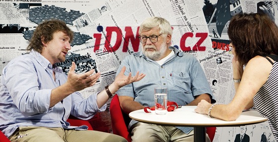 Novinái Janek Kroupa a Josef Klíma pi rozhovoru s Barborou Tachecí