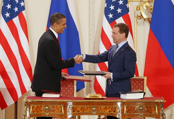 Barack Obama a Dmitrij Medvedv pi podpisu smlouvy START ve panlském sále