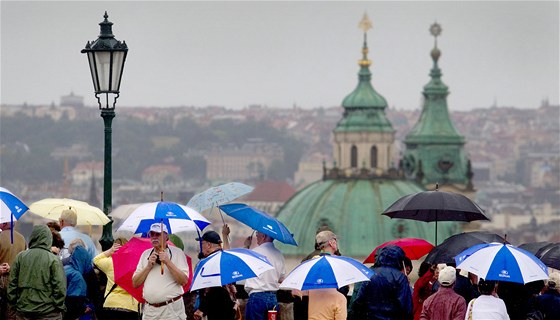 Turisté na Praském hrad v detivém poasí (21. ervence 2010)