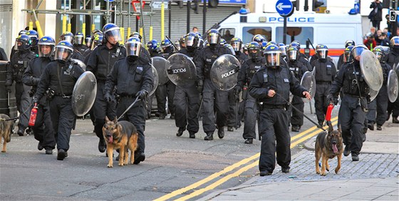 Policisté zasahovali v pondlí veer napíklad ve východolondýnské tvrti