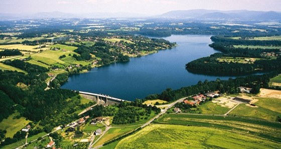 Pehrada ermanice na Frýdecko-Místecku, v pozadí Beskydy. Ilustraní snímek