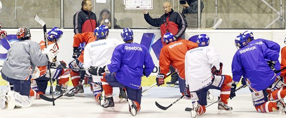 NA STARTU. Trenéi Ladislav Lubina (vlevo) a Pavel Hynek vysvtlují pardubickým