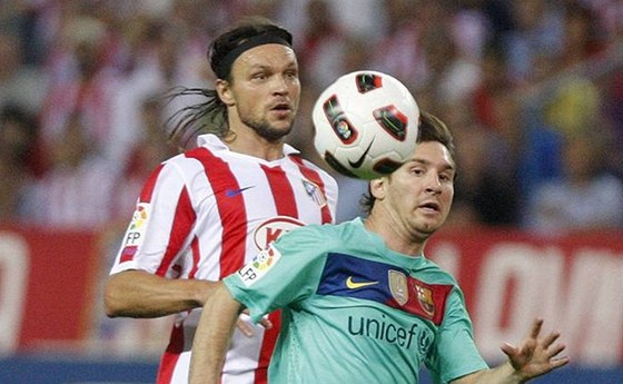 Tomá Ujfalui z Atlétika Madrid (vlevo) a Lionel Messi z Barcelony jet ped
