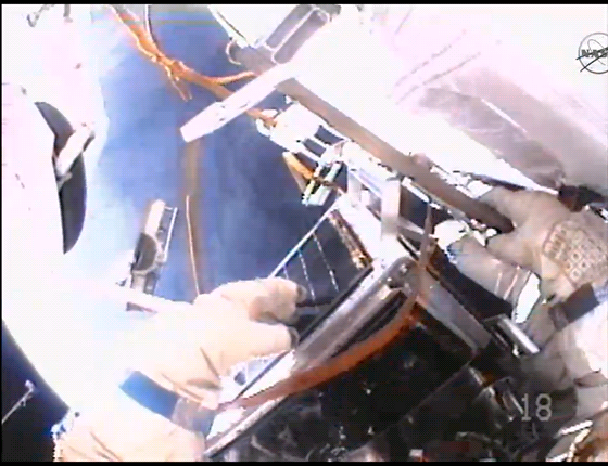Píprava ARISSat-1 k vyputní z pohledu kosmonaut. Satelit je erná "krabice"
