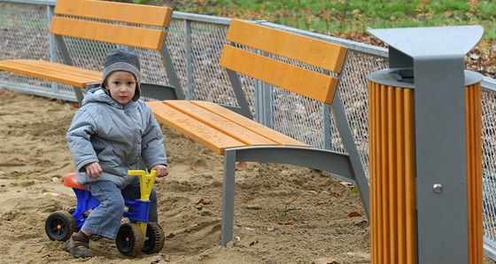 Zrekonstruované Mstské sady v Ústí nad Labem - na pískoviti si hrající Vítek