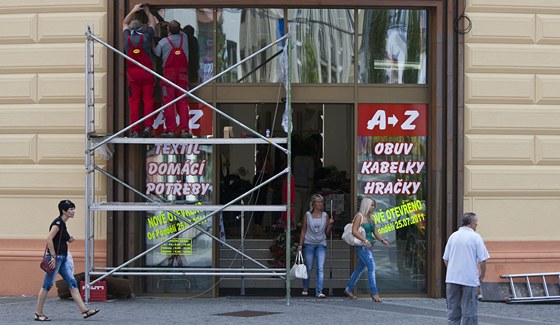 Z architektonicky cenné budovy v centru Ústí se stala trnice. Pvodní tvá domu dostala necitelný zásah v podob nového vchodu.