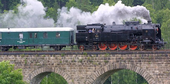 Parní lokomotiva na trati mezi Tanvaldem a Harrachovem