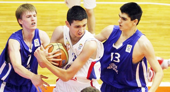 etí basketbalisté Jií Dedek (vlevo) a Tomá oukal se snaí zastavit prnik 