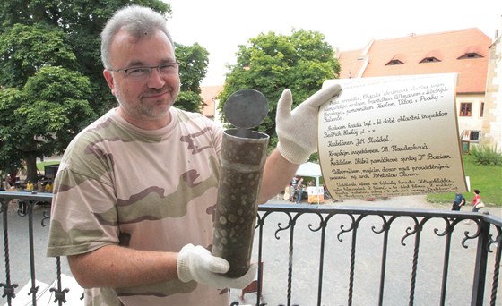 Kastelán hradu Kivoklát Ludk Fencl ukazuje obsah schránky z roku 1956.