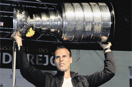 V ervenci pijel útoník týmu NHL Boston Bruins David Krejí do ternberka ukázat slavnou trofej. Stadion, kde s hokejem zaínal, me kdokoliv koupit za sedm milion.