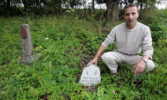 Nápad zaloit hbitov pro domácí mazlíky není jen výdobytek dnení doby. Napíklad tento hbitov v Otovicích na Karlovarsku vznikl na pelomu 19. a 20. století.