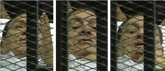 Nkdejí egyptský prezident Husní Mubarak sleduje zaátek svého procesu z