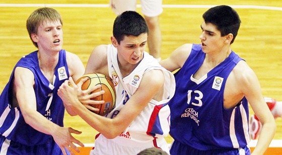Srbský basketbalista Dorde Kaplanovi (uprosted) se ocitl pod tlakem eských