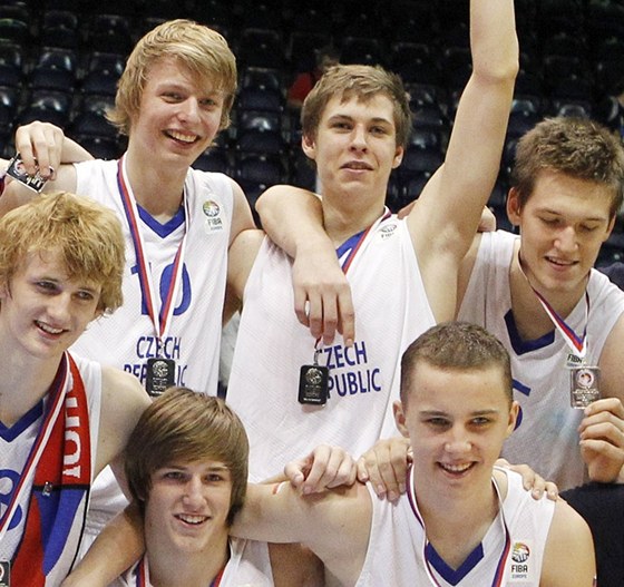 etí basketbalisté do 16 let se stíbrem z mistrovství Evropy: nahoe zleva