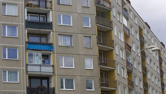 Dívka se pokusila opustit byt pes balkon. Ilustraní foto