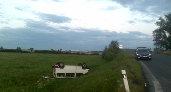 Na okraji Plzn skonila po nehod dodávka s policisty na stee. (4. srpna