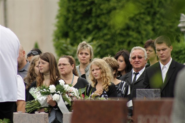 Na poheb zavradné dívky z Krnova pily stovky lidí