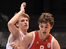 Chorvatsk basketbalista Mario Hezonja (vpravo) unik ve finle ME do 16 let