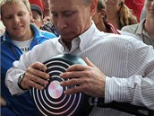 Vladimir Putin ohb kuchyskou pnev ped astnky tbora strany Nai u