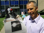 Americk astronaut, Andrew Feustel vzal do vesmru plyovou postavu krteka od