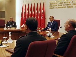 Erdogan pedsed Nejvy vojensk rad, nov jmenovan velitel generlnho