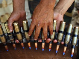 Libyjt povstalci nakldaj munici pobl fronty u Bir Ghanmu (5. srpna 2011)