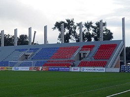 Tribuna za pravou bránou u díky novým sedakám dostává klubové barvy.