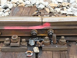 Oprava trati, kterou pokodila vykolejen parn lokomotiva.