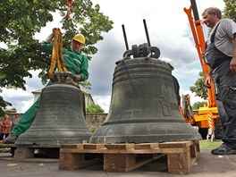 Dva zvony, kter byly ve vi kostela svatch Petra a Pavla v Hornch Dubanech