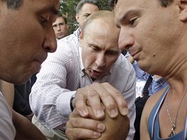 Vladimir Putin na tboe strany Nai u Seligerskho jezera (1. srpna 2011)