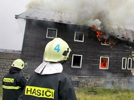 Hasii s poárem bojovali celý den, pesto vechny ti budovy lehly popelem.