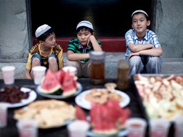 ínské muslimské dti v Pekingu první den ramadánu ekají, a se budou moci