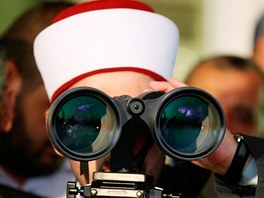Jordánský duchovní pozoruje v Ammánu skrz dalekohled msíc, který zahájí