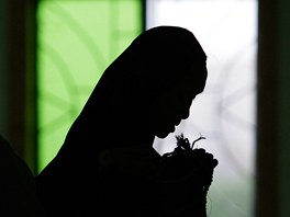 Muslimka se modlí v meit ve filipínském Paranaque bhem prvního dne postního